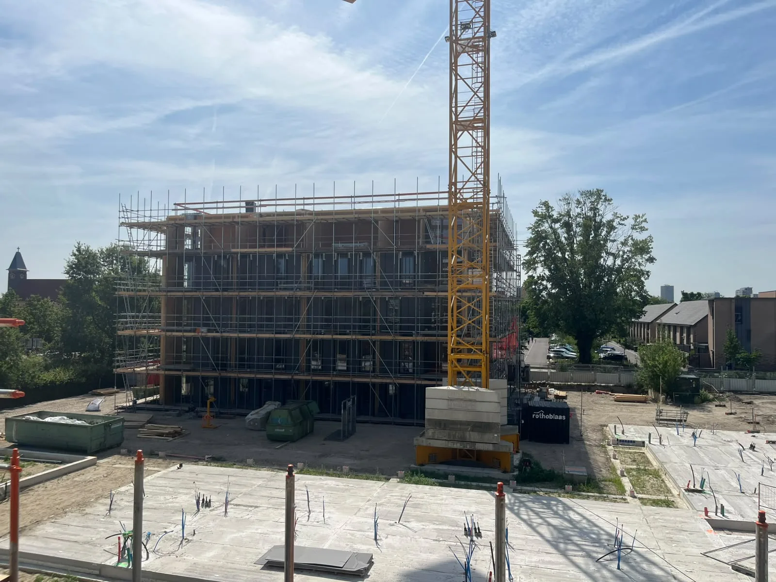 Meerlaags gebouw in aanbouw op een modulaire bouwlocatie