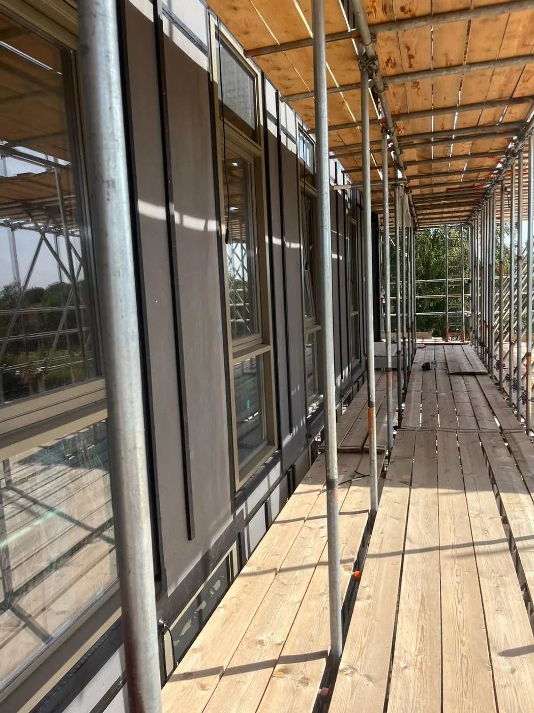 Detail van ramen en gevel tijdens de montage